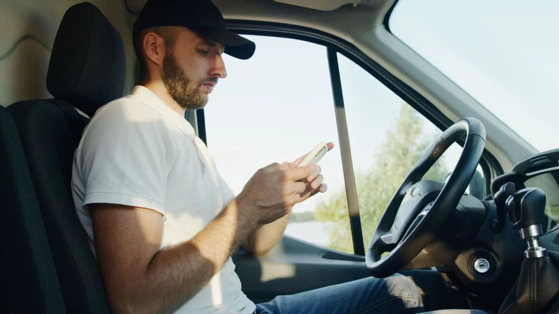 La multa de 200 euros y 6 puntos por mirar el móvil al volante: un segundo a 90 km/h son 25 metros a ciegas 1 Motor16 6 puntos móvil