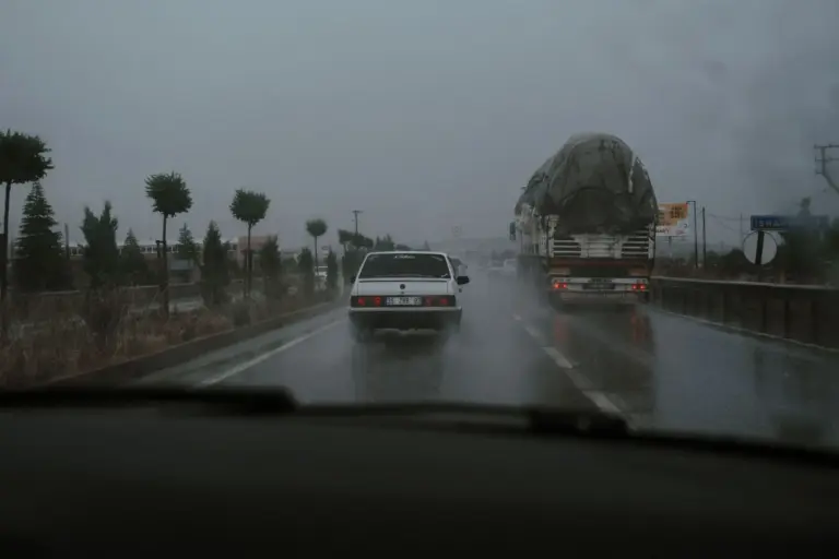 La DGT endurece las normas de adelantamiento: 7 cambios en octubre y no adelantar con nieve