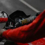 Las nuevas normas de la DGT para motos desde el 1 de octubre: guantes obligatorios y arcén a 30 km/h