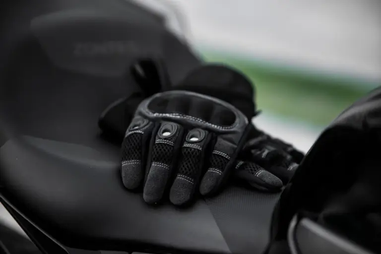 Normativa para motos  de la DGT: guantes y calzado cerrado obligatorios desde el 1 de octubre