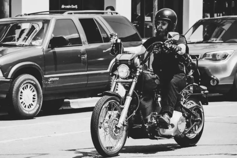 La normativa para motos de la DGT cambia el 1 de octubre: guantes obligatorios y calzado cerrado