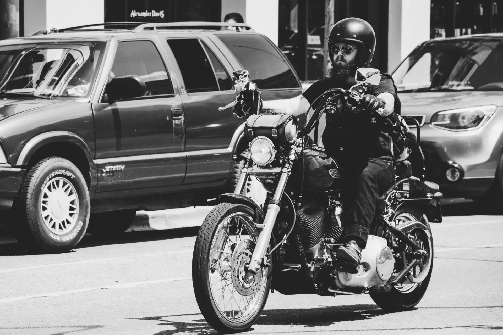 La normativa para motos de la DGT cambia el 1 de octubre: guantes obligatorios y calzado cerrado 1 Motor16 guantes moto obligatorios
