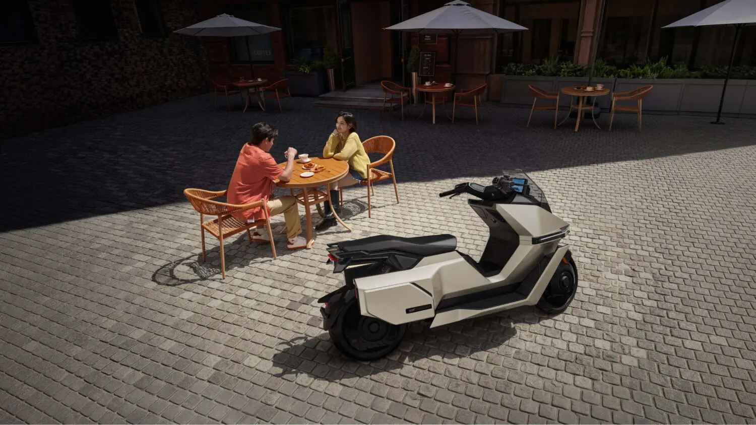 Ya se vende la moto que se conduce sola: el scooter chino OMO-X se mantiene de pie sin caballete