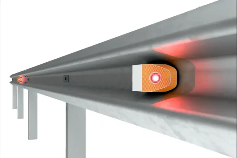 Guardarraíles inteligentes que avisan al motorista en tiempo real: así es PlugSmart Pro