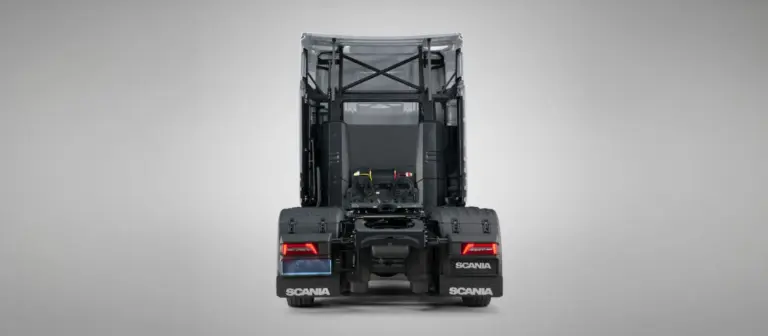 Scania homologa su camión eléctrico de 720 km de autonomía con baterías MP20 tras la cabina