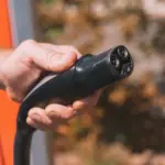 Qué cubre el seguro de coche eléctrico: batería, recarga doméstica y asistencia con carga