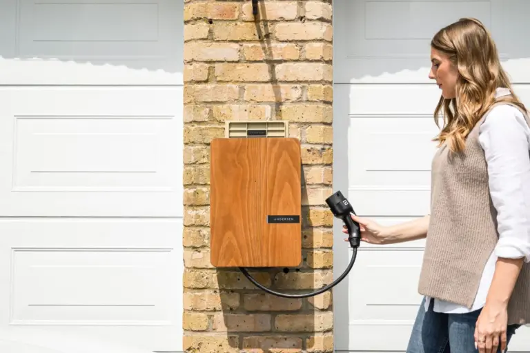Seguro de coche eléctrico: qué coberturas de batería y recarga doméstica cambian la prima y cuánto puedes ahorrar