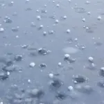 Qué cubre el seguro del coche ante inundación, granizo o caída de árboles: garantías a revisar en tu póliza