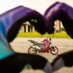 Guantes, calzado cerrado y arcén: lo que cambia el 1 de octubre y qué revisar en tu seguro de moto