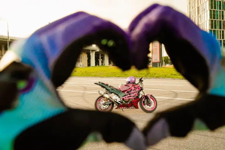 Guantes, calzado cerrado y arcén: lo que cambia el 1 de octubre y qué revisar en tu seguro de moto
