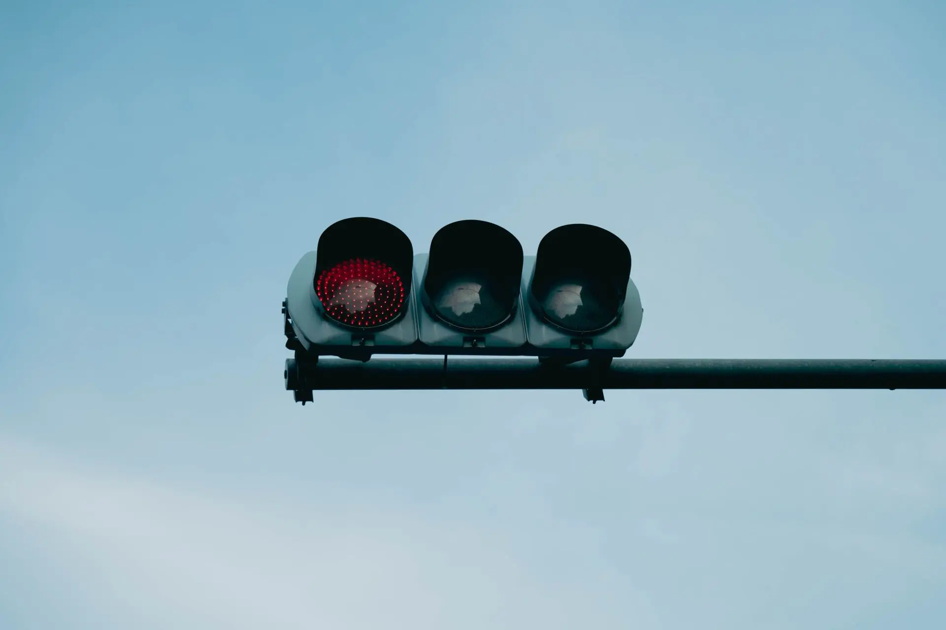 La DGT cambia los semáforos el 1 de octubre: el ámbar fijo obliga a parar y el intermitente a ceder 1 Motor16 DGT