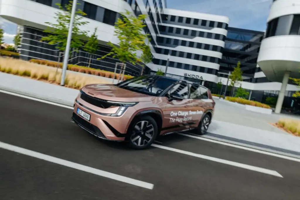 936 km sin cargar: el Škoda Peaq bate el récord de autonomía entre los SUV eléctricos de siete plazas 4 Motor16 Marek Jež y Jakub Krs, Škoda Peaq, record autonomía