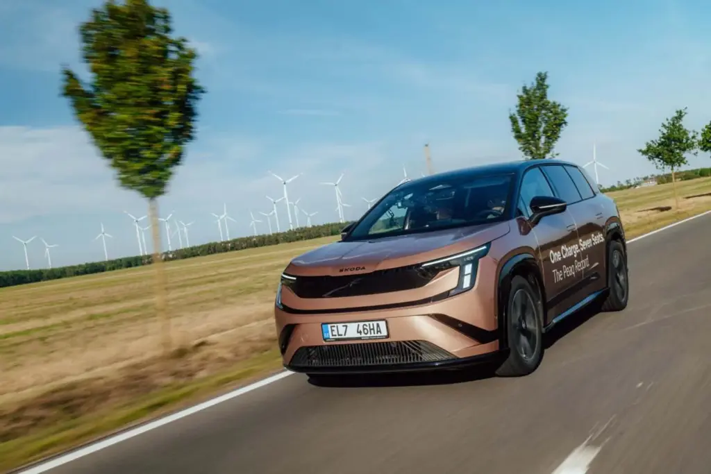 936 km sin cargar: el Škoda Peaq bate el récord de autonomía entre los SUV eléctricos de siete plazas 1 Motor16 Marek Jež y Jakub Krs, Škoda Peaq, record autonomía