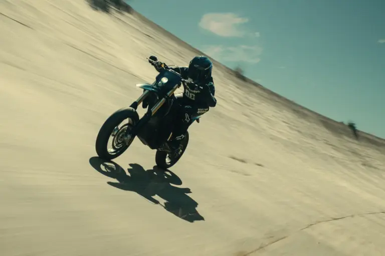 La moto eléctrica Stark VARG SM Sköll pulveriza el récord de Sainz enTerramar