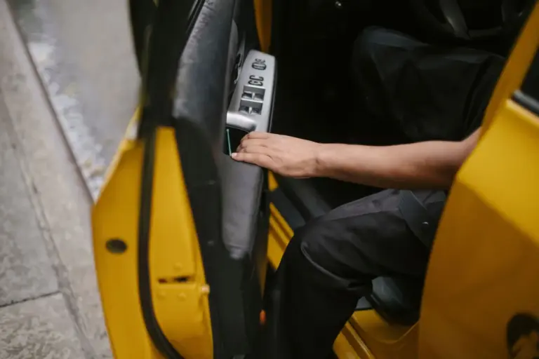 Ventilar el coche con calor: el truco del mecánico que evita una avería en el aire acondicionado y reduce el consumo