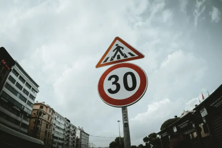 Las zonas de bajas emisiones ya suman 68 ciudades y los coches sin etiqueta afrontan multas