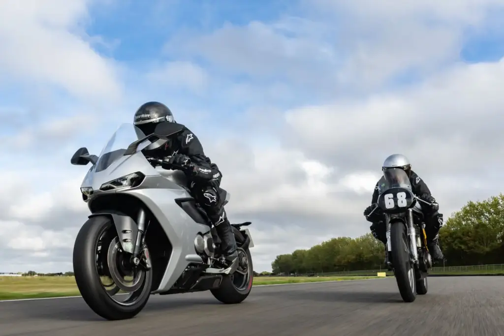 Norton revive su legado de competición con una Manx 30M en Goodwood 5 Motor16 1953 Manx Two bike Tracking 3 Bike Statics5 Motor16