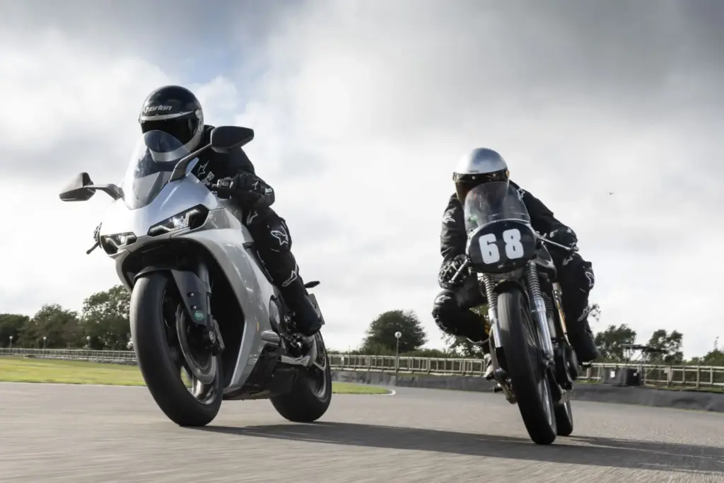 Norton revive su legado de competición con una Manx 30M en Goodwood 6 Motor16 1953 Manx Two bike Tracking 3 Bike Statics9 1 Motor16