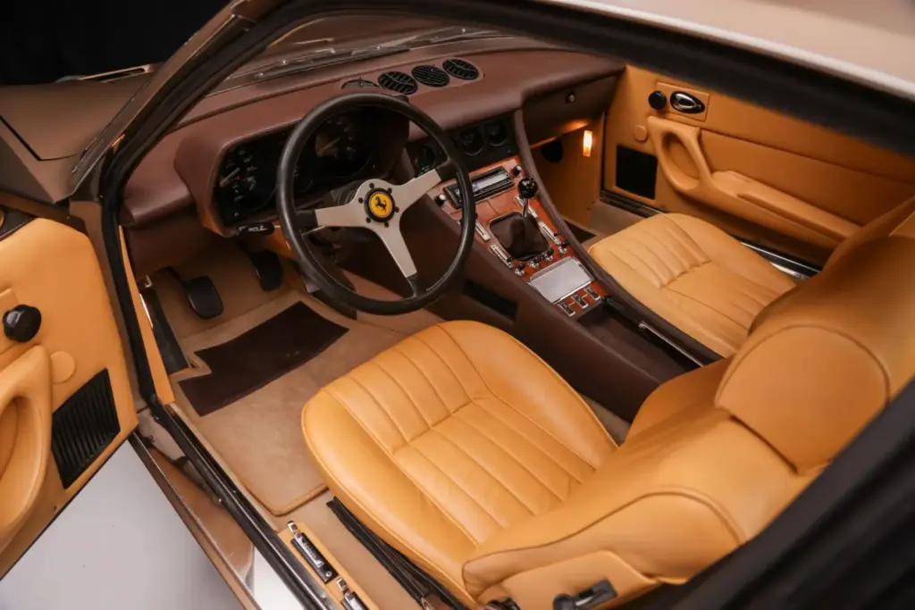 El Ferrari 365 GTC/4 chasis 15647 sale a subasta: el V12 Colombo del que solo se fabricaron 500 unidades 1 Motor16 1972 ferrari 365 gtc 4 interior bring a trailer Motor16