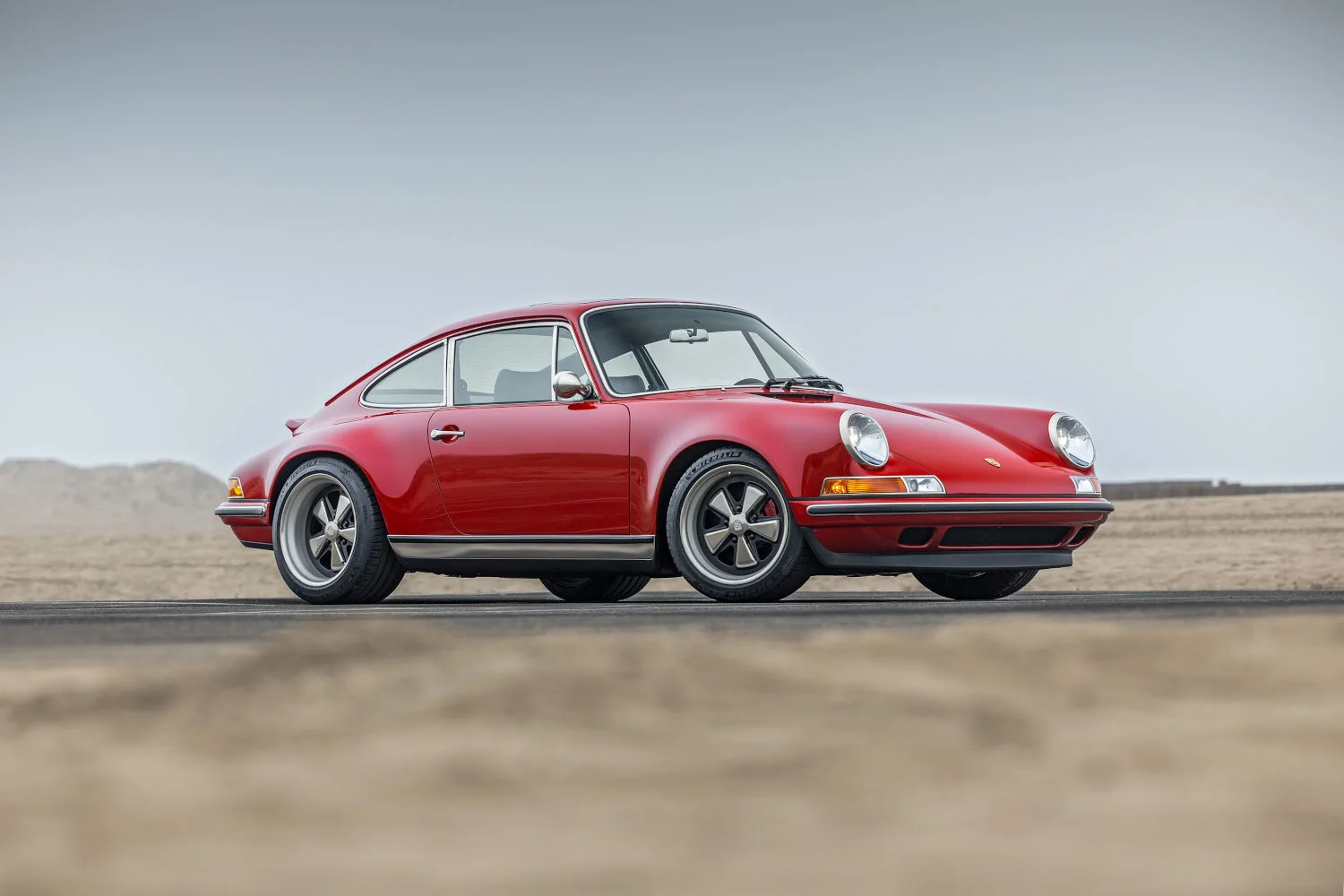 El Porsche 911 Singer con bóxer 4.0 de Ed Pink y carrocería Rome Red sale a subasta sin reserva