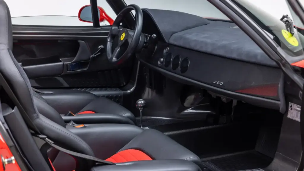 ¿Quieres estrenar un Ferrari F50? Este tiene 170 kilómetros, pero no será barato 41 Motor16 1997 ferrari f50 106 millas broad arrow 37 Motor16