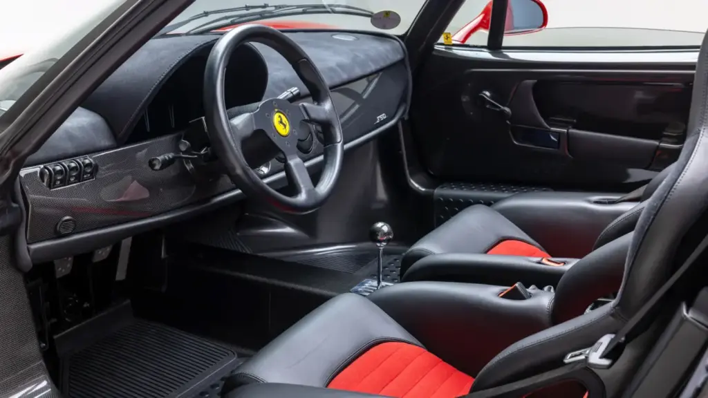 ¿Quieres estrenar un Ferrari F50? Este tiene 170 kilómetros, pero no será barato 3 Motor16 1997 Ferrari F50 106 millas. Imagen interior.