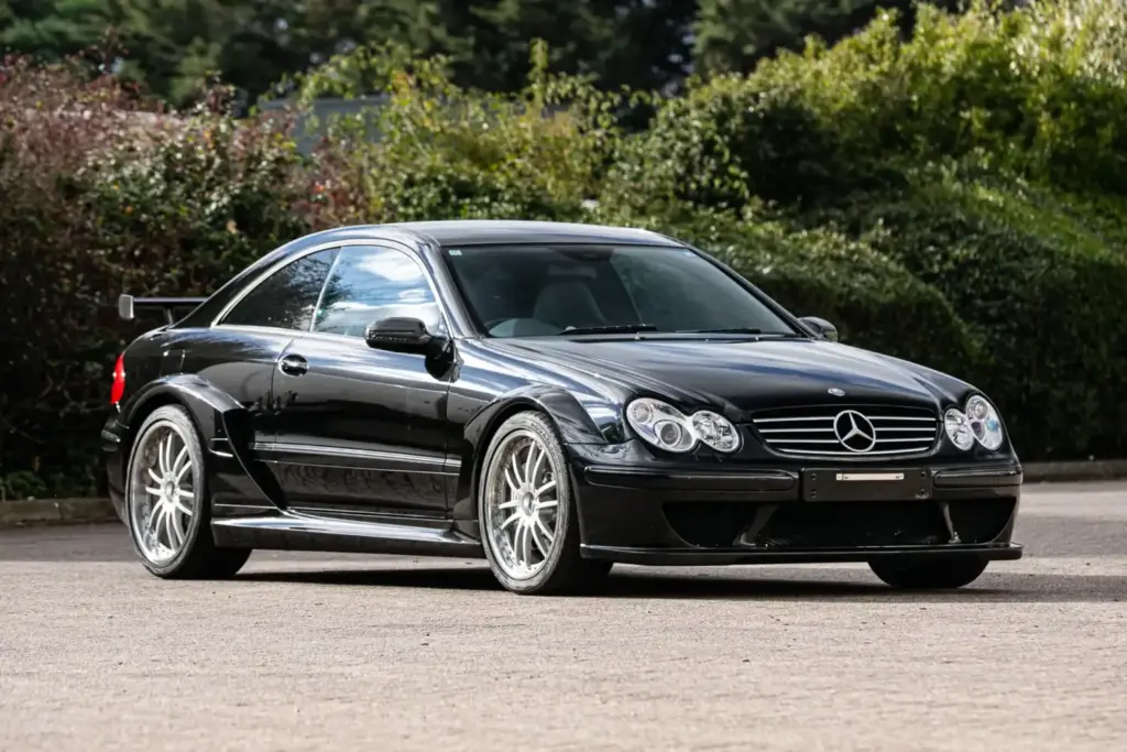El nombre de un ilustre piloto podría hacer que este Mercedes CLK DTM AMG se venda por más de 500.000 euros 1 Motor16 2004 Mercedes CLK DTM AMG. Jenson Button. Imagen delantera.