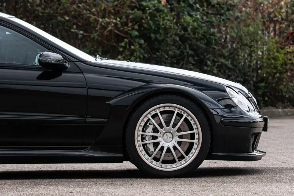 El nombre de un ilustre piloto podría hacer que este Mercedes CLK DTM AMG se venda por más de 500.000 euros 10 Motor16 2004 mercedes clk dtm amg button iconic auctioneers 11 Motor16