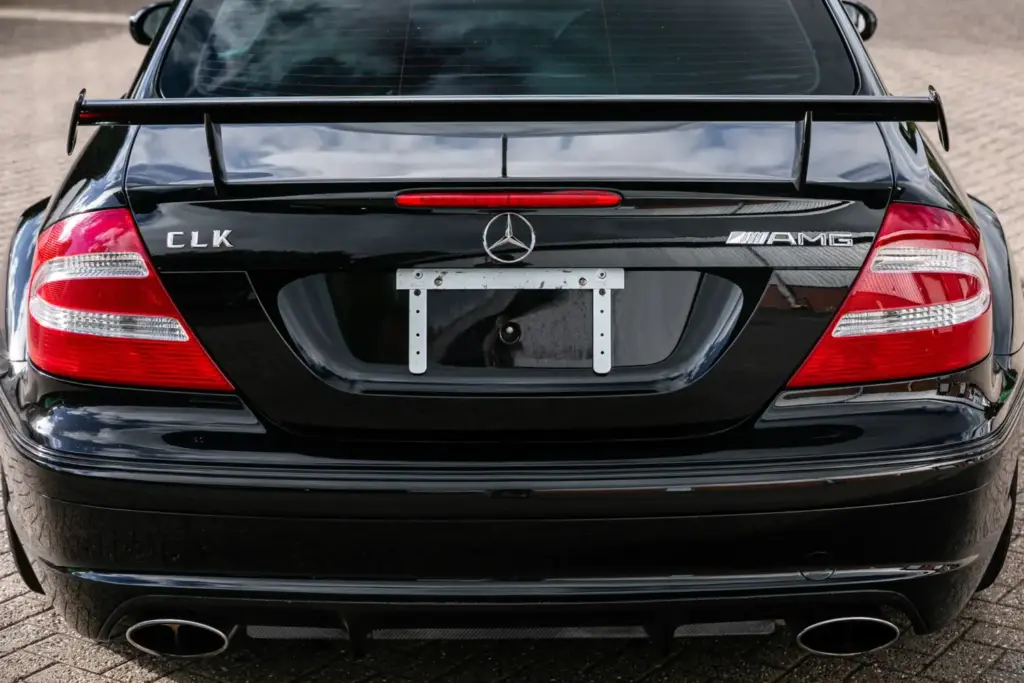 El nombre de un ilustre piloto podría hacer que este Mercedes CLK DTM AMG se venda por más de 500.000 euros 12 Motor16 2004 mercedes clk dtm amg button iconic auctioneers 12 Motor16