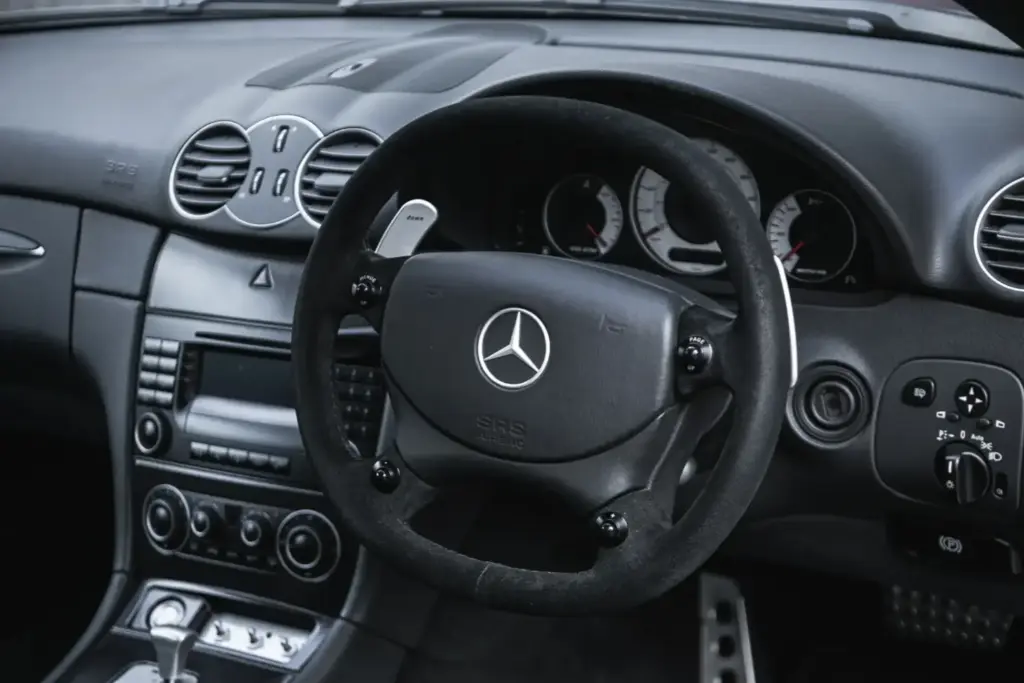 El nombre de un ilustre piloto podría hacer que este Mercedes CLK DTM AMG se venda por más de 500.000 euros 14 Motor16 2004 mercedes clk dtm amg button iconic auctioneers 14 Motor16