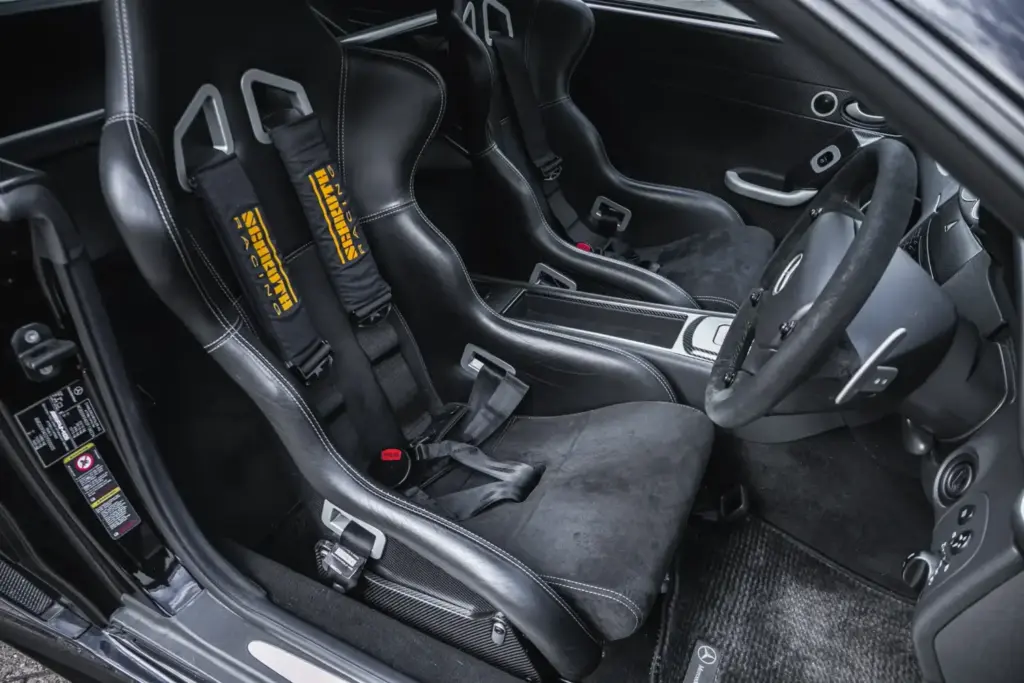 El nombre de un ilustre piloto podría hacer que este Mercedes CLK DTM AMG se venda por más de 500.000 euros 15 Motor16 2004 mercedes clk dtm amg button iconic auctioneers 15 Motor16