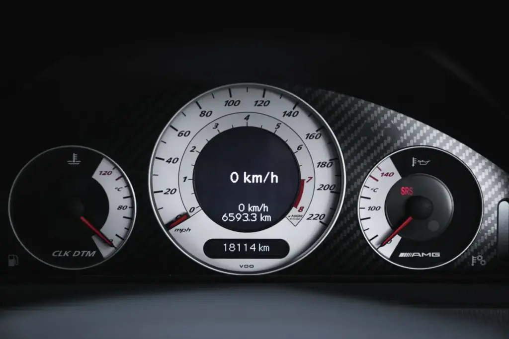 El nombre de un ilustre piloto podría hacer que este Mercedes CLK DTM AMG se venda por más de 500.000 euros 16 Motor16 2004 mercedes clk dtm amg button iconic auctioneers 18 Motor16