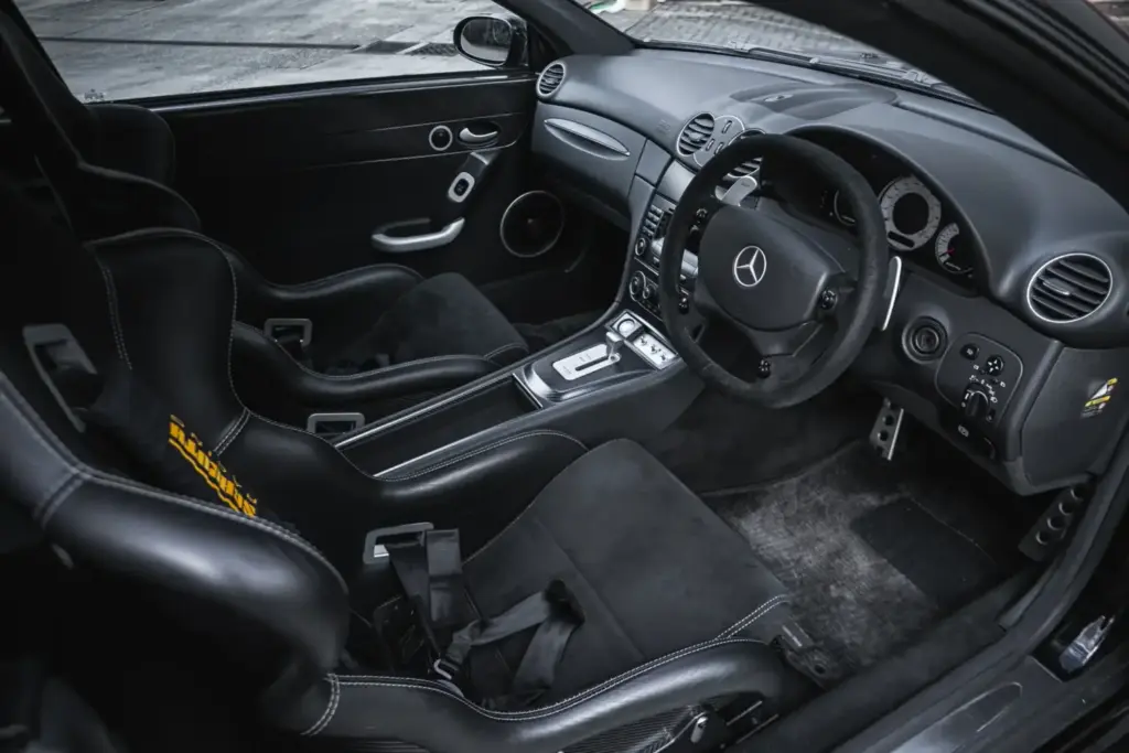 El nombre de un ilustre piloto podría hacer que este Mercedes CLK DTM AMG se venda por más de 500.000 euros 3 Motor16 2004 Mercedes CLK DTM AMG. Jenson Button. Imagen interior.