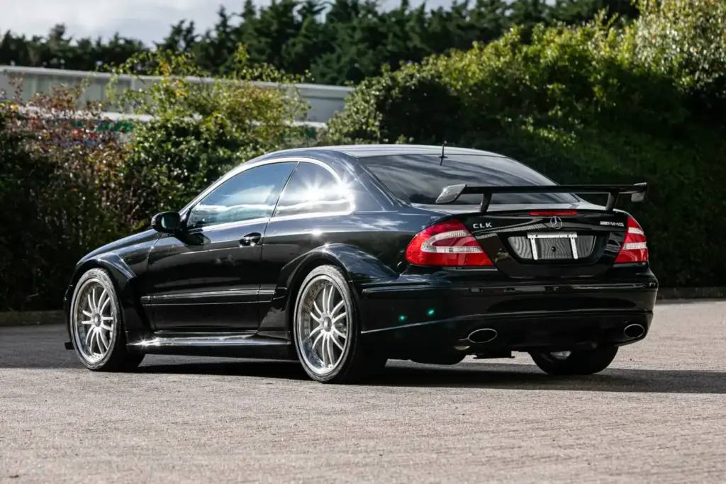 El nombre de un ilustre piloto podría hacer que este Mercedes CLK DTM AMG se venda por más de 500.000 euros 7 Motor16 2004 mercedes clk dtm amg button iconic auctioneers 4 Motor16