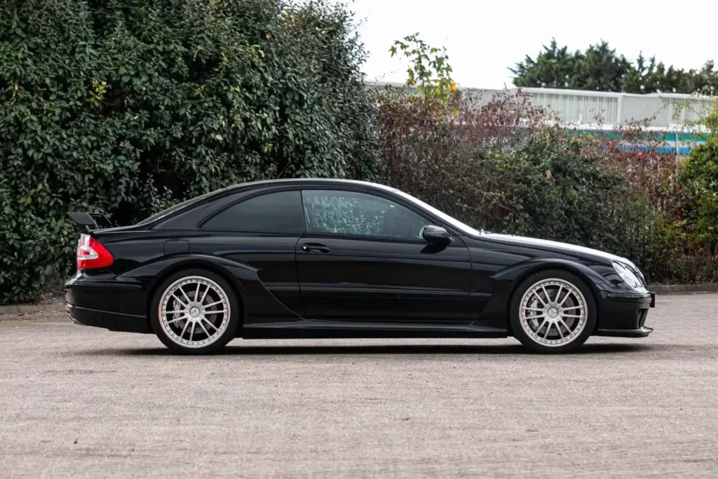 El nombre de un ilustre piloto podría hacer que este Mercedes CLK DTM AMG se venda por más de 500.000 euros 6 Motor16 2004 mercedes clk dtm amg button iconic auctioneers 5 Motor16