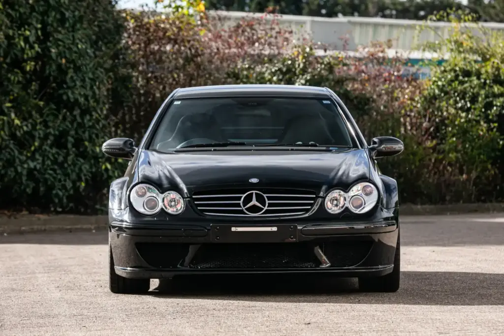 El nombre de un ilustre piloto podría hacer que este Mercedes CLK DTM AMG se venda por más de 500.000 euros 4 Motor16 2004 mercedes clk dtm amg button iconic auctioneers 6 Motor16