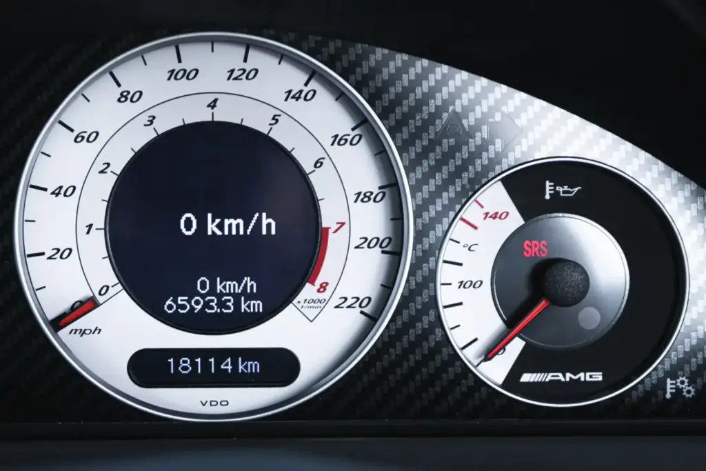 El nombre de un ilustre piloto podría hacer que este Mercedes CLK DTM AMG se venda por más de 500.000 euros 17 Motor16 2004 mercedes clk dtm amg button iconic auctioneers 8 Motor16