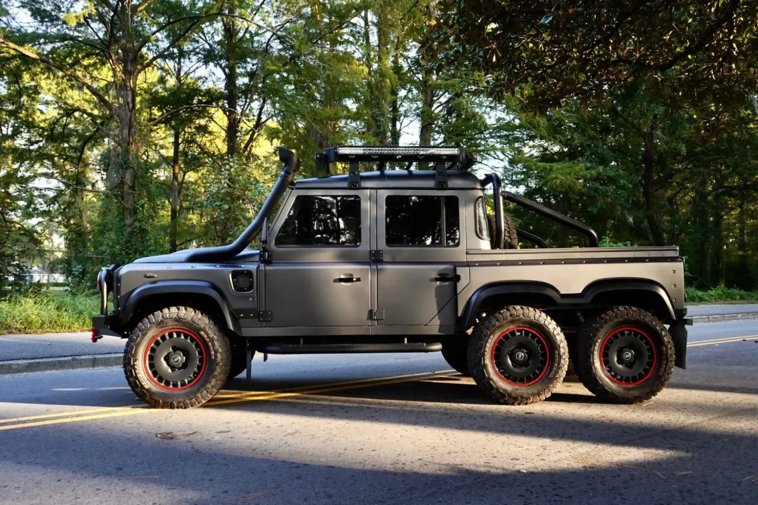 2013 Land Rover Defender 6x6. Imagen portada.