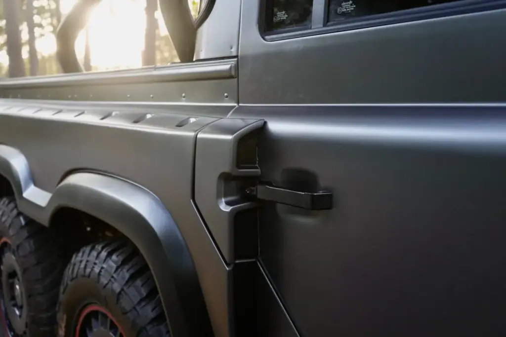 Este Land Rover Defender 6x6 y con 700 CV es una auténtica locura off-road a precio de OCTA 36 Motor16 2020 Land Rover Defender Flying Huntsman 6x6 18 Motor16