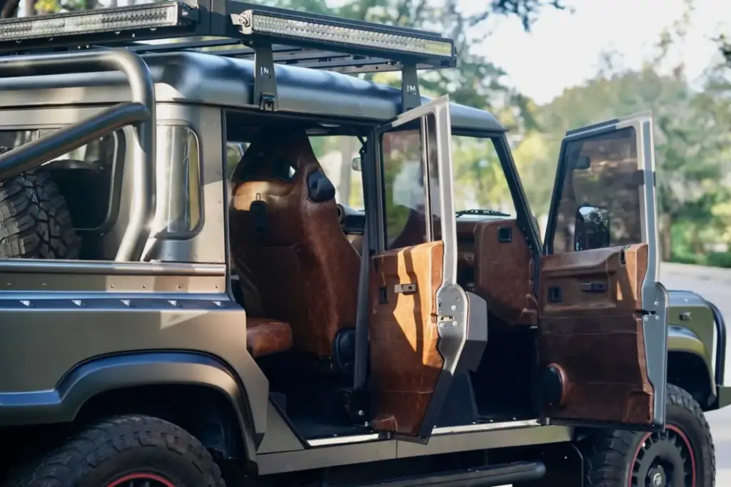 Este Land Rover Defender 6x6 y con 700 CV es una auténtica locura off-road a precio de OCTA 6 Motor16 2020 Land Rover Defender Flying Huntsman 6x6 2 Motor16