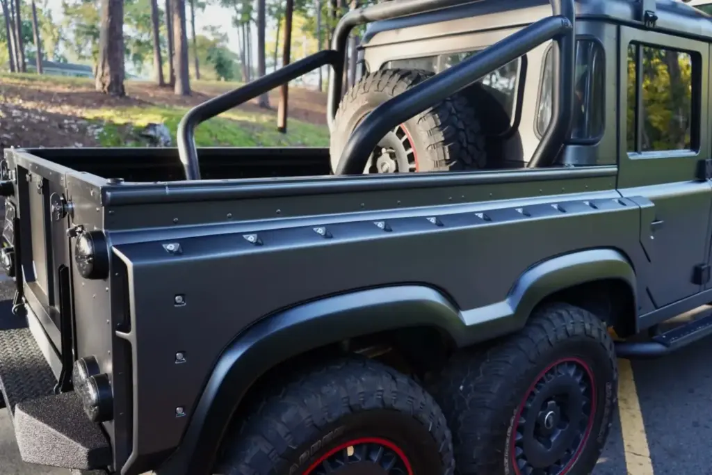 Este Land Rover Defender 6x6 y con 700 CV es una auténtica locura off-road a precio de OCTA 38 Motor16 2020 Land Rover Defender Flying Huntsman 6x6 20 Motor16