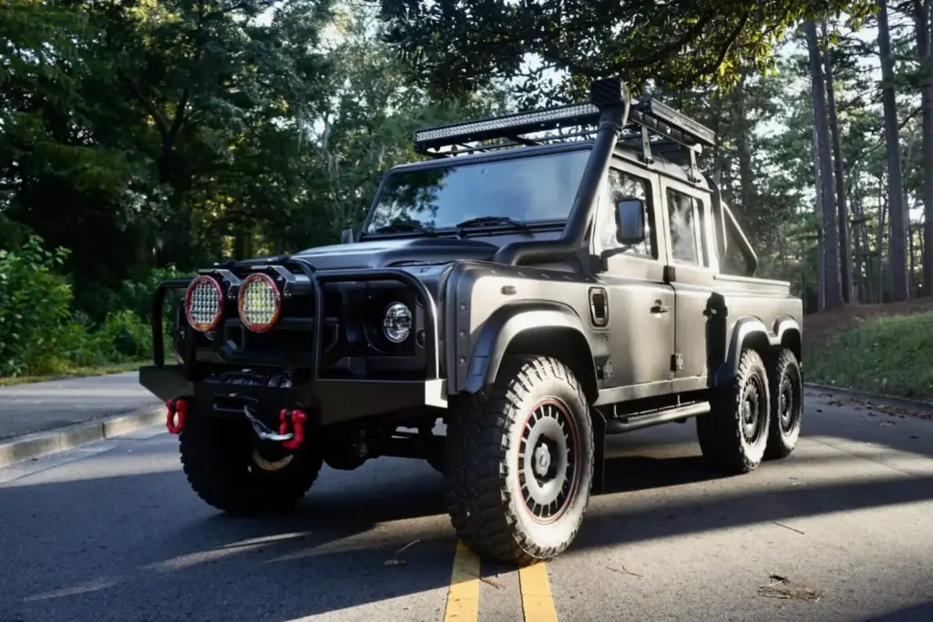 Este Land Rover Defender 6x6 y con 700 CV es una auténtica locura off-road a precio de OCTA 1 Motor16 2013 Land Rover Defender 6x6. Imagen delantera.
