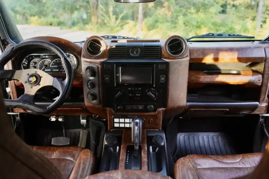 Este Land Rover Defender 6x6 y con 700 CV es una auténtica locura off-road a precio de OCTA 25 Motor16 2020 Land Rover Defender Flying Huntsman 6x6 30 Motor16