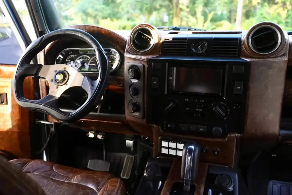 Este Land Rover Defender 6x6 y con 700 CV es una auténtica locura off-road a precio de OCTA 3 Motor16 2013 Land Rover Defender 6x6. Imagen interior.