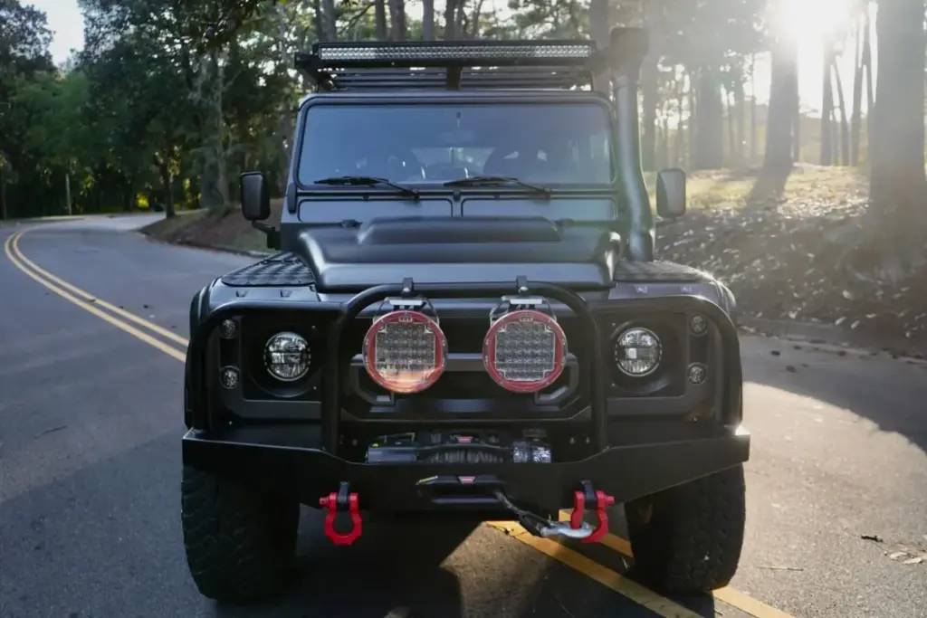 Este Land Rover Defender 6x6 y con 700 CV es una auténtica locura off-road a precio de OCTA 8 Motor16 2020 Land Rover Defender Flying Huntsman 6x6 4 Motor16