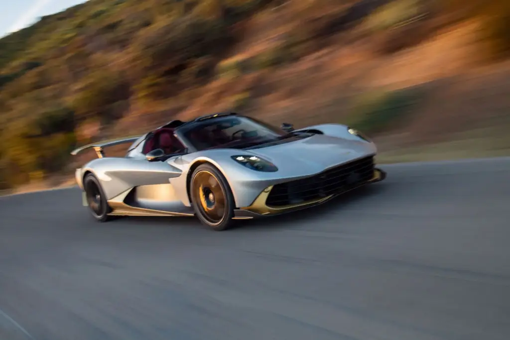 Aston Martin Valhalla Spider: 1.079 CV para disfrutar de la emoción con el cielo por techo 1 Motor16 2026 Aston Martin Valhalla Spider. Imagen delantera.