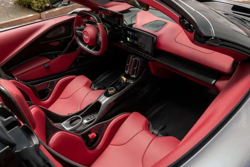Aston Martin Valhalla Spider: 1.079 CV para disfrutar de la emoción con el cielo por techo 4 Motor16 2026 Aston Martin Valhalla Spider. Imagen interior.