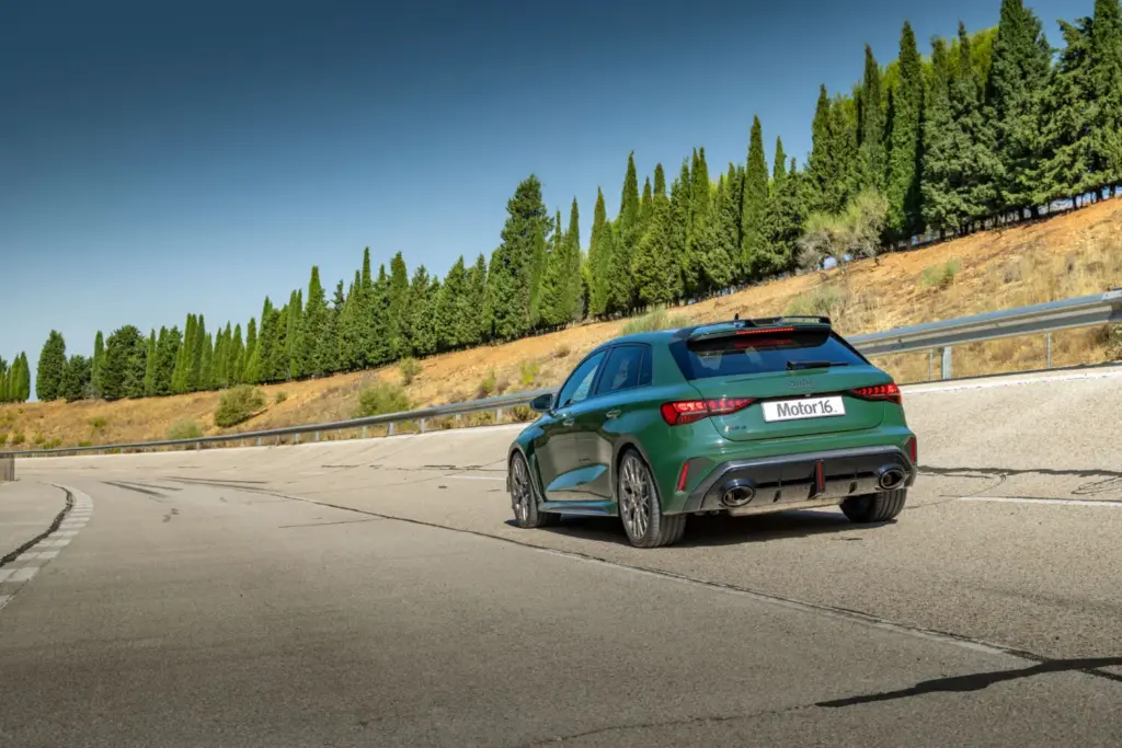 Prueba del Audi RS 3 competition limited: ¡Tócala otra vez, Audi! 1 Motor16 2026 Audi RS 3 competition limited. Prueba. Imagen trasera.