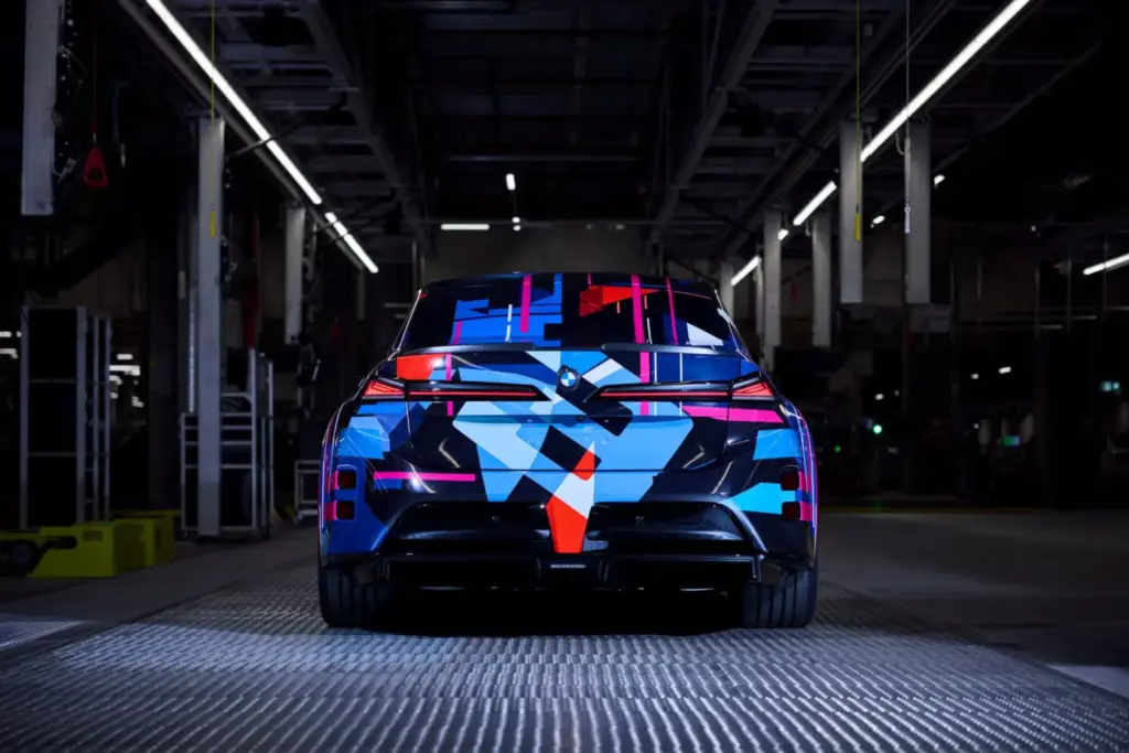 2026 BMW M3 eléctrico camuflado. Imagen trasera.