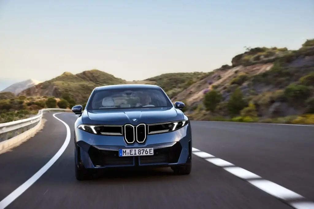 BMW estrena mejoras en los X3, iX3 y M5 justo cuando las hojas comienzan a caer 3 Motor16 2026 BMW novedades otoño. Imagen iX3.